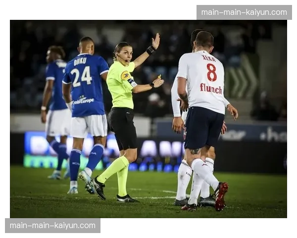 欧足联裁判委员会公布四分之一决赛裁判名单,聚焦VAR团队配置 欧足联裁判委员会公布四分之一决赛裁判名单,聚焦VAR团队配置